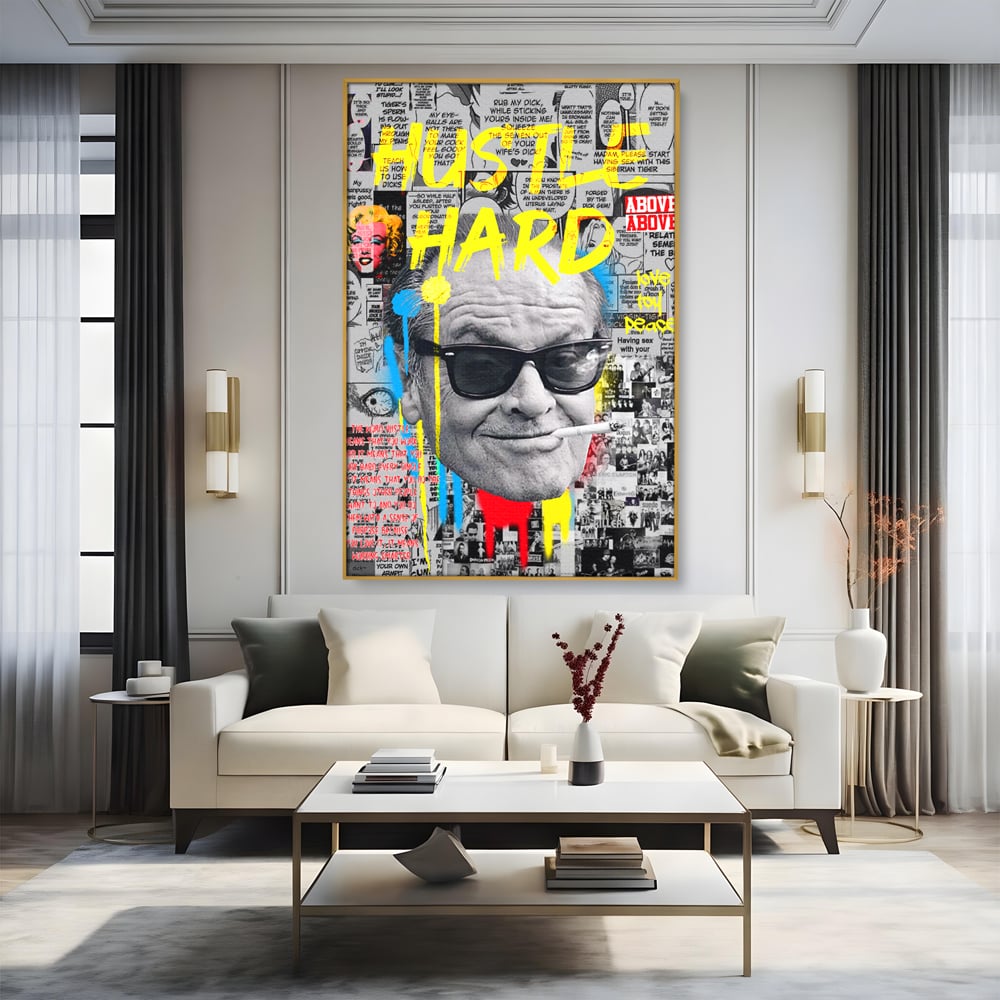 Tablou canvas cu tablou portret jack nicholson cu ochelari si tigara, in rama de aluminiu auriu, pe perete intr-un living